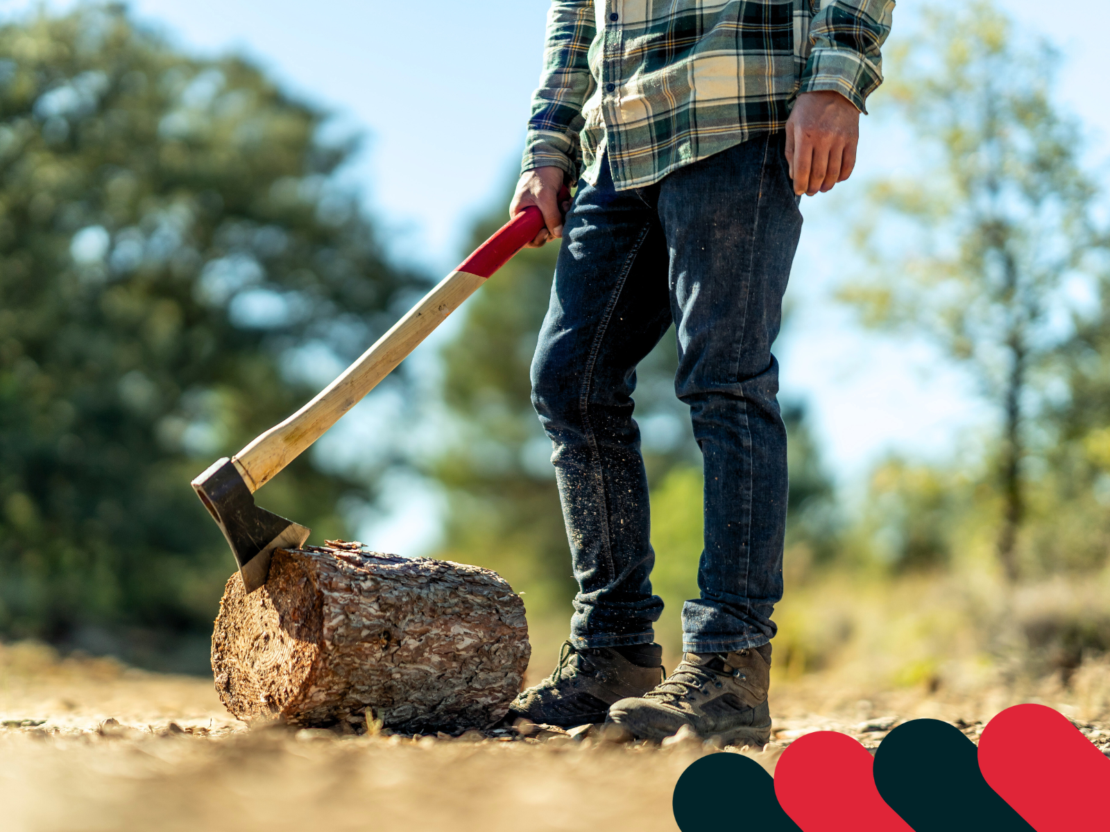 Mężczyzna rąbie drewno siekierą na pniaku | Kotarbau