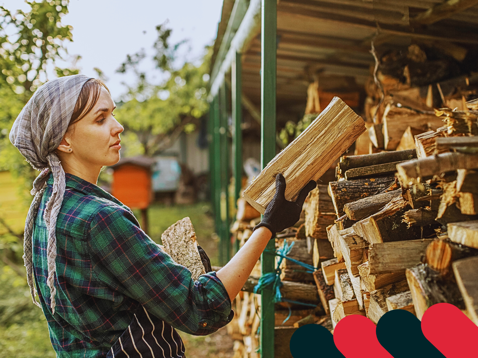 Stos drewna opałowego ułożony pod wiatą - prawidłowe przechowywanie | Kotarbau