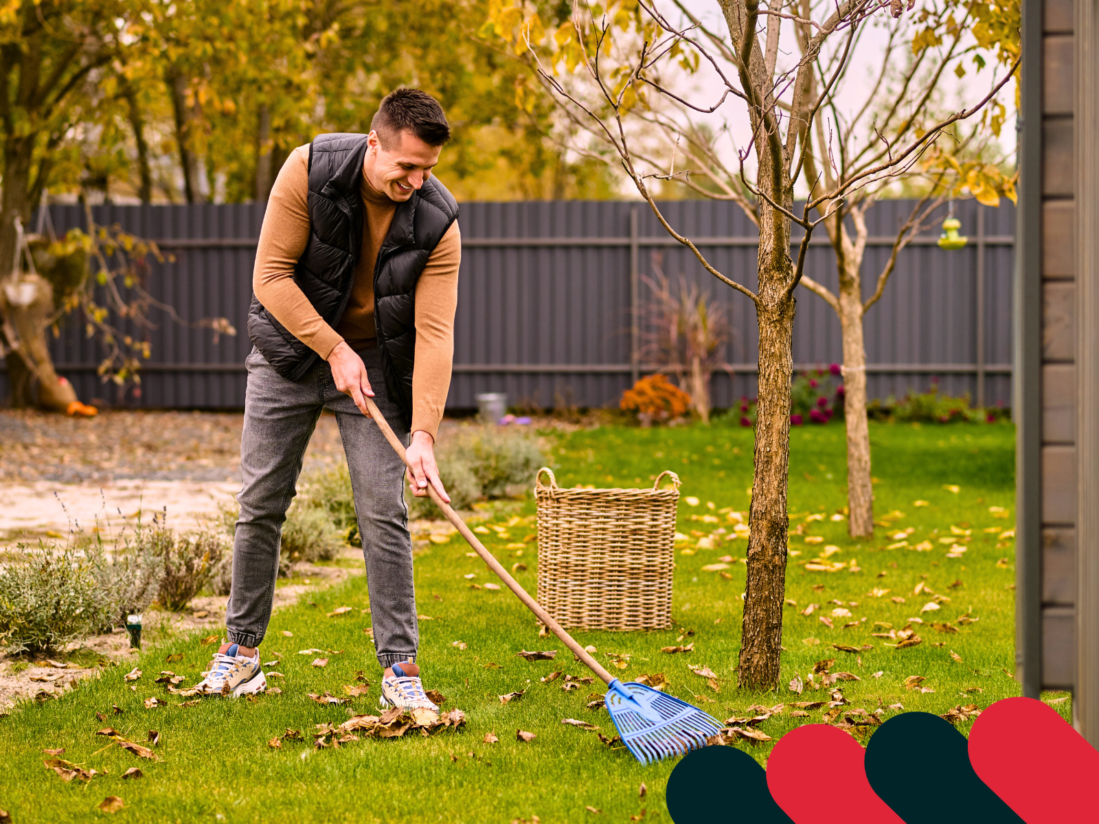 Jesienny ogród podczas prac porządkowych | Kotarbau